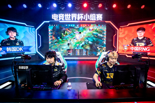 电竞世界杯《英雄联盟》项目：韩国DK战队与中国RNG战队小组赛交锋