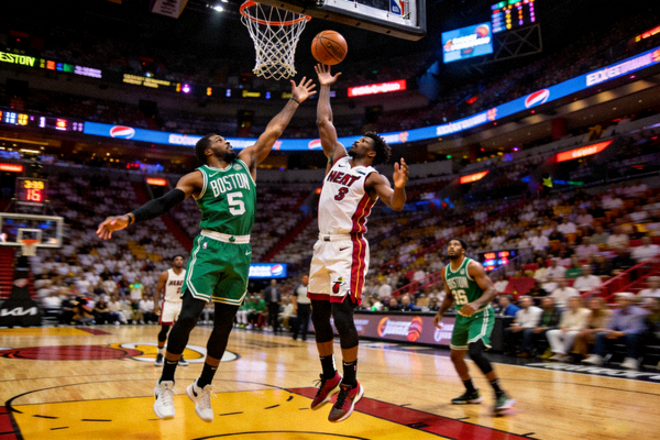 NBA季后赛东部决赛：凯尔特人vs热火 - 关键篮板争夺瞬间